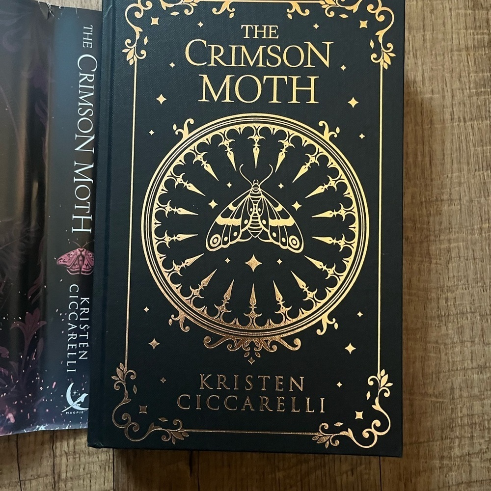 Fairyloot The Crimson Moth - Picture 4 of 10